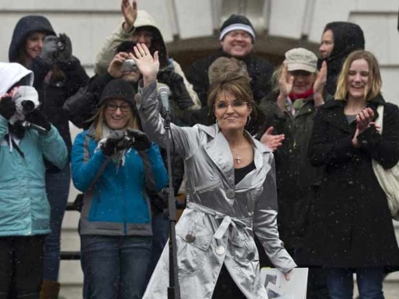 La ex candidata a la presidencia Sarah Palin saludando a seguidores del Tea Party