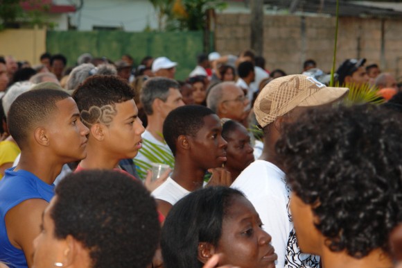 Estos jóvenes, quizás se acercan por primera vez al trovador. Foto: Rafael González/Cubadebate.