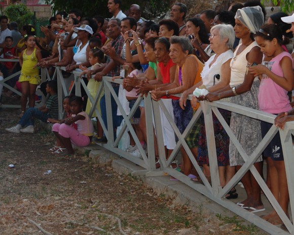 Generaciones diversas corearon famosísimas canciones. Foto: Rafael González/Cubadebate.
