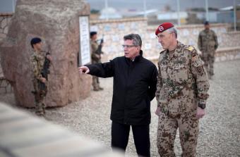 El ministro de Defensa alemán, Thomas de Maizière, junto al jefe de las tropas de la OTAN en el norte de Afganistán durante una visita el pasado martes a la ciudad de Mazar-i-Sharif.- REUTERS (MICHAEL KAPPELER)