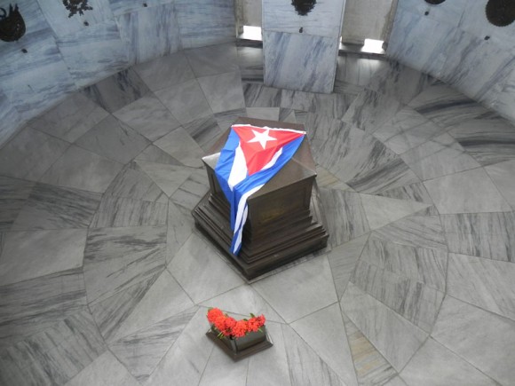 Miembros del comité organizador de Cubadisco, artistas, funcionarios y crreadores, rindieron tributo a Jośe Martí.Foto Marianela Dufflar.