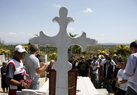 Un alto en la tumba de Tomy. Foto: Ismael Francisco/Cubadebate