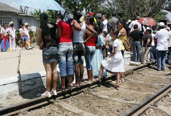 El alden como tarima, la línea como platea. Foto: Ismael Francisco/Cubadebate