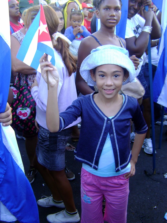 Niños en el desfile por el 1ro de mayo del 2011 en la Plaza de la Revolución de La Habana, Cuba_01