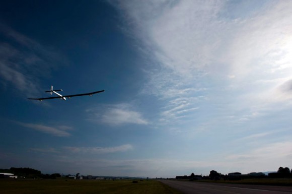Avión solar ya vuela. Foto: EFE/LAURENT GILLIERON