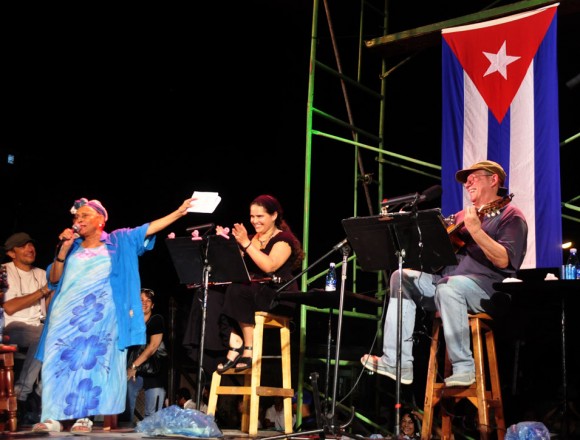 Momento histórico: Omara Portuondo canta La era junto a Silvio Rodríguez . Foto Kaloian
