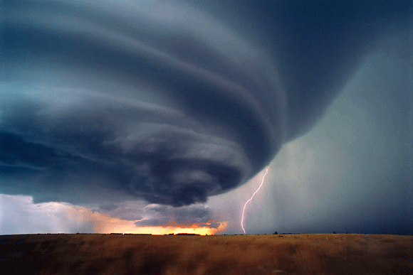 Un rayo golpea la tierra en una tormenta al atardecer en Kansas.