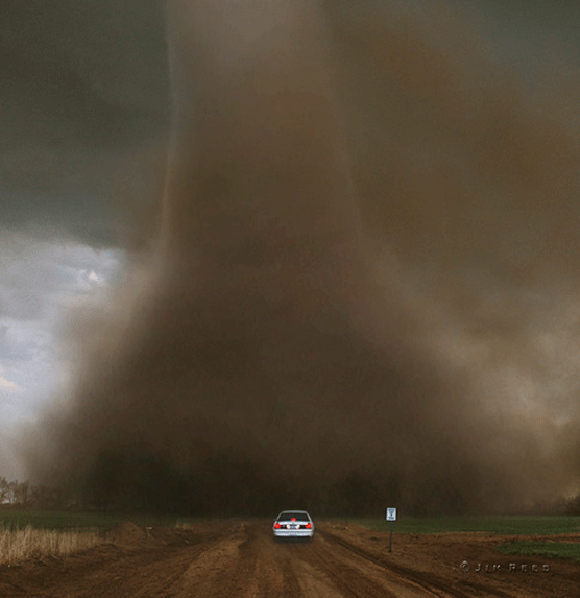 Un vehículo intenta escapar marcha atrás de un tornado en Pretty Prairi, Kansas. Foto: Jim Reede
