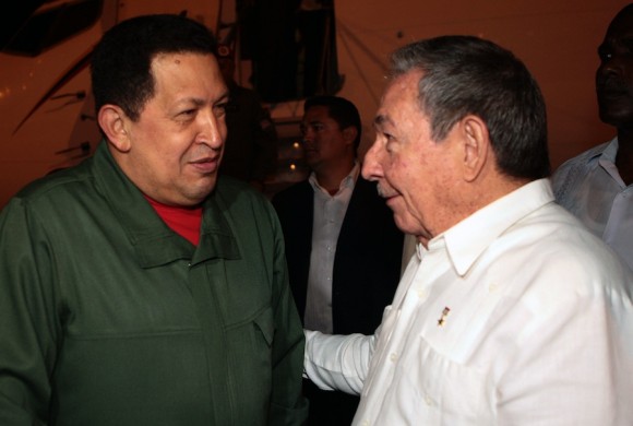 Raúl y Chávez en el Aeropuerto José Martí, esta madrugada. Foto: Marcelo García / Prensa Presidencial de Venezuela