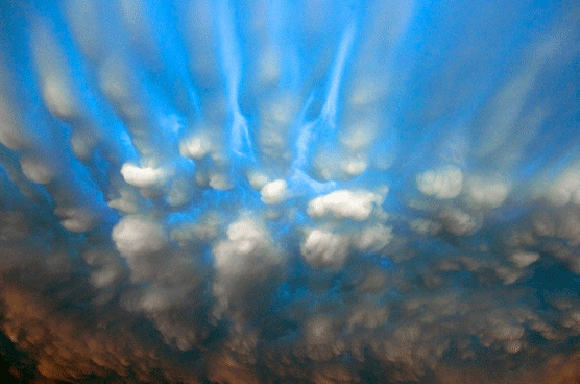 Nubes mammatus formadas en explosiva tormenta de Oklahoma. Foto: Jim Reed