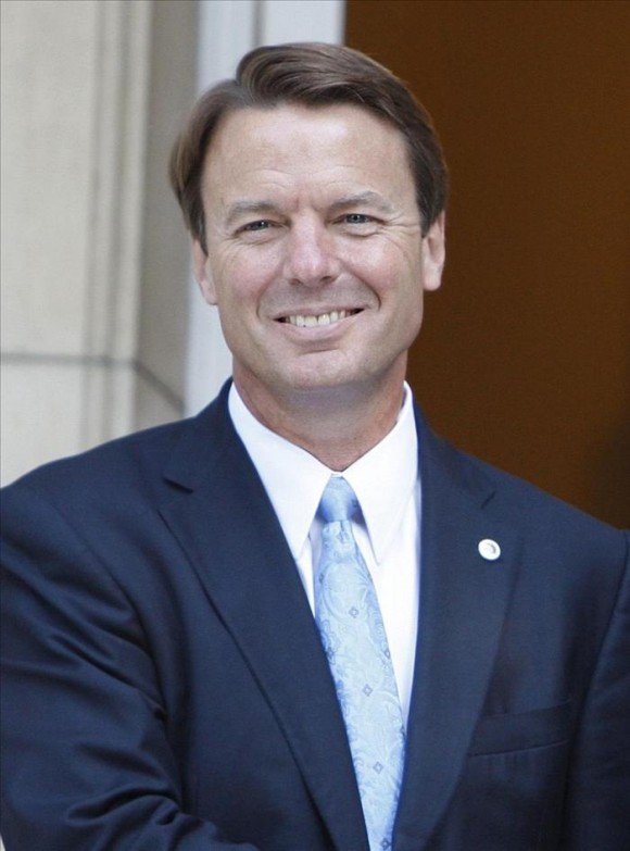 Ex senador de EE.UU., John Edwards, acusado de 6 cargos por malversación de fondos y conspiración.