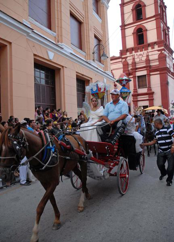 Los paseos en coches son tradicionales en el San Juan camagüeyano, en Camagüey el 25 de junio de 2011. Foto: Rodolfo Blanco Cue/AINe