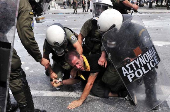 Fuerte represión en el centro de Atenas durante la primera jornada de manifestaciones y paros a escala nacional. Foto: AFP