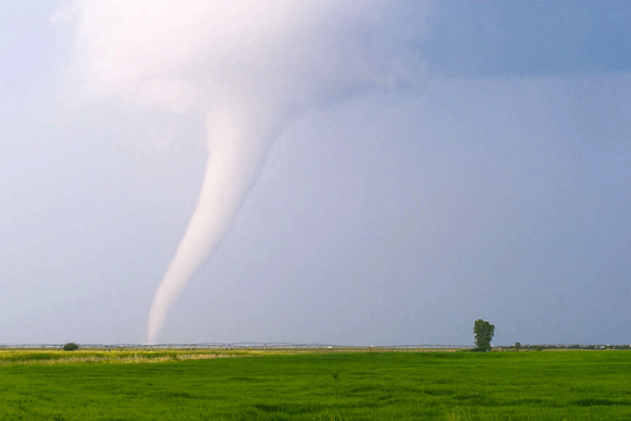 Un tornado gira en el norte de Nebraska