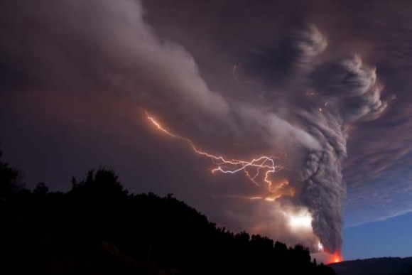 Vista de hoy, domingo 5 de junio de 2011, de la erupción del complejo volcánico Puyehue - Cordón Caulle en Riñinahue (Chile), que entró ayer en erupción en el sur de Chile y obligó a ordenar la evacuación de unas 3.500 personas de los alrededores, mientras la columna de humo se eleva ya a diez kilómetros de altura y las cenizas han comenzado a llegar a Argentina. EFE/