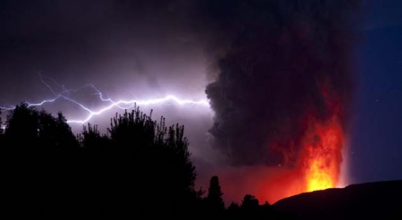  Vista de hoy, domingo 5 de junio de 2011, de la erupción del complejo volcánico Puyehue - Cordón Caulle en Riñinahue (Chile), que entró ayer en erupción en el sur de Chile y obligó a ordenar la evacuación de unas 3.500 personas de los alrededores, mientras la columna de humo se eleva ya a diez kilómetros de altura y las cenizas han comenzado a llegar a Argentina. EFE/Ian Salas