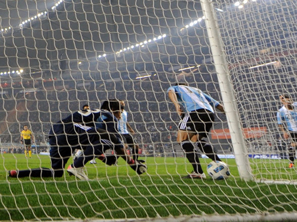 Adentro. Banega toca la pelota, que se mete en el arco de Sergio Romero. Foto:AFP
