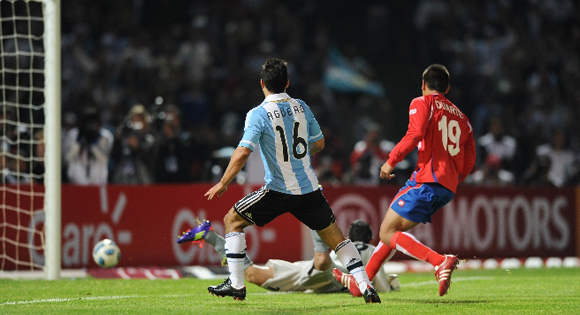 Agüero chuta para anotar su tercer gol en la Copa América 2011. Foto: Web Oficial de la Copa
