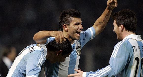 Agüero celebra con Messi y Di María su segundo gol en el partido. Foto: Web Oficial de la Copa