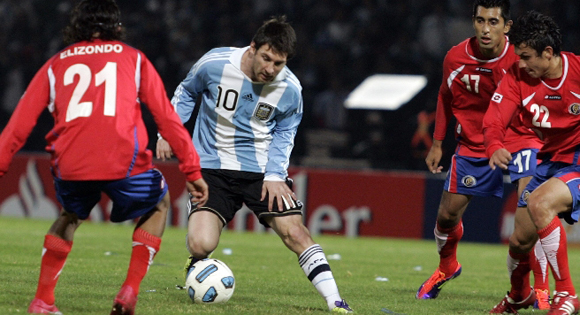 Messi intenta regatear en costarriqueño en la noche de gala en Córdoba. Foto: Web Oficial de la Copa.