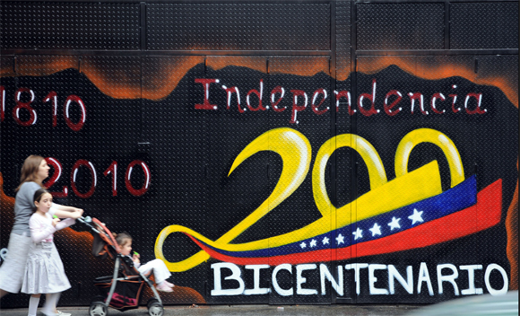 Varios graffitis alusivos al Bicentenario de la Independencia de Venezuela, se observan en las calles de Caracas. (Santiago Armas/Presidencia de la República)