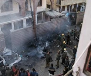 Bomberos indios intentan extinguir el fuego tras una de las explosiones.-Foto: EFE