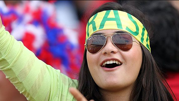 Una fanática de de la selección de Brasil alienta a su equipo antes del comienzo del match frente a Paraguay