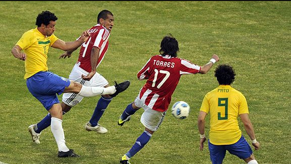 El brasileño Fred marca a los 89 minutos el empate definitivo para su equipo frente a Paraguay