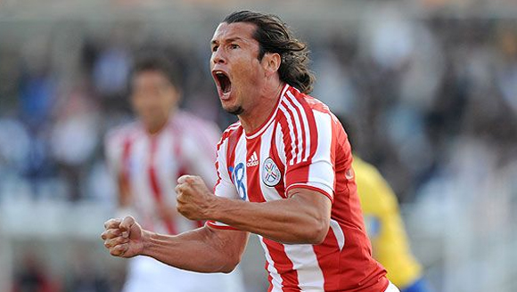 El paraguayo Nelsón Haedo festeja despues de lograr el segundo gol para su equipo frente a Brasil