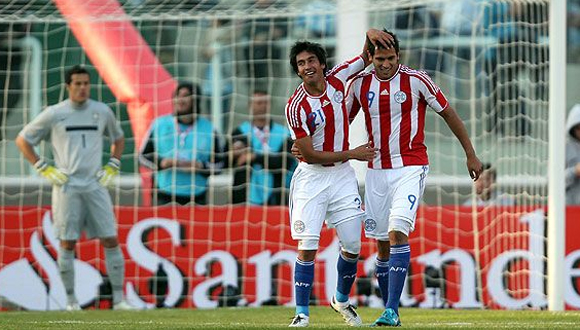 Roque Santa Cruz festeja con su compañero Marcelo Estigarribia despues de lograr el gol del empate para Paraguay  Foto: AP