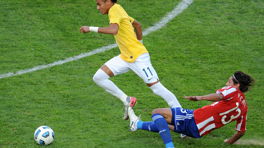 Vera va al piso, pero no logra impedir que Neymar escape. Foto: AFP