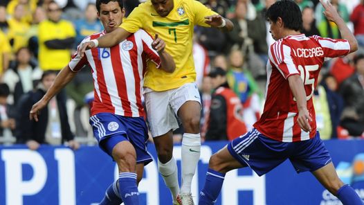 Riveros y Cáceres marcan a Robinho. Foto: AFP