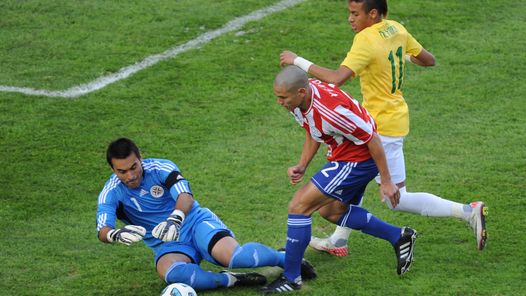 Villar retiene abajo, Verón lo cubre, Neymar no llega. Foto: AFP