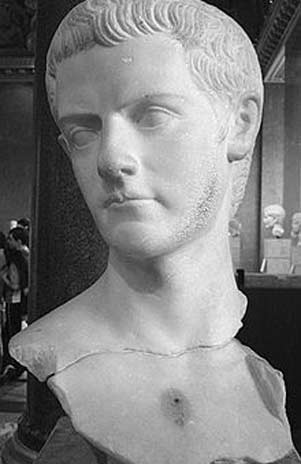 La estatua venía de una excavación ilegal en el sur de Roma que podría haber sido el lugar donde estaban los palacios de Calígula. En la foto, busto en el Museo de Louvre.