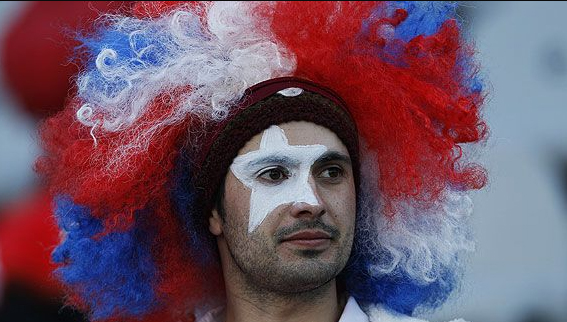 Un fanático chileno espera el comienzo del partido frente a Venezuela. Foto: AP