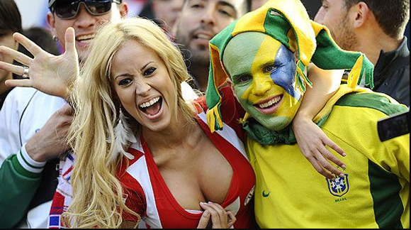 Una fanática paraguaya y un hincha de Brasil posan para la foto antes del partido por cuartos de final