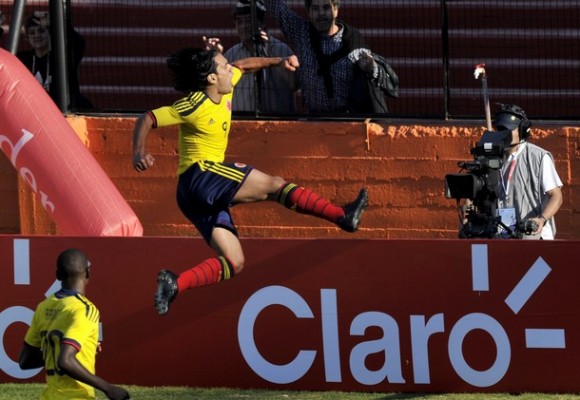 El colombiano Radamel Facao celebra después de anotar contra Bolivia en la Copa América. Foto: AFP/ Omar Torres