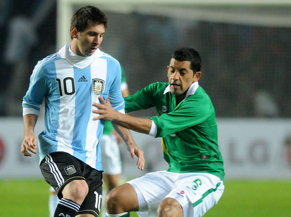 Crack. Messi intenta salir de la marca de Rivero. Foto: DyN