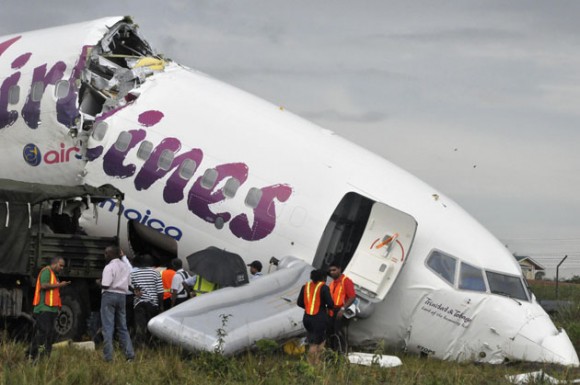 El “milagro” de Guyana: Un avión se partió en dos al aterrizar y nadie salió herido de gravedad. Foto: Reuters