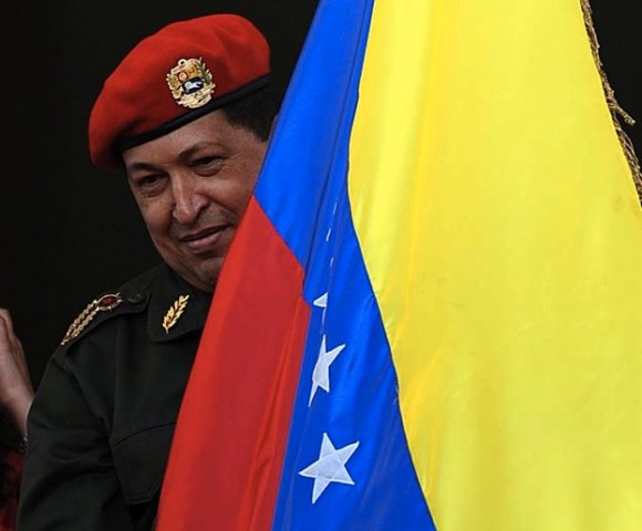 El Presidente Hugo Chávez ha reaparecido esta tarde, en el Balcón del Pueblo (Palacio de Miraflores), ante miles de seguidores que le esperaban desde la mañana.