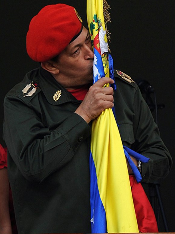 Al grito de "Uh, ah, Chávez", los seguidores recibieron al convaleciente mandatario, que salió vestido de traje de campaña, su característica boina roja y levantando una bandera nacional.