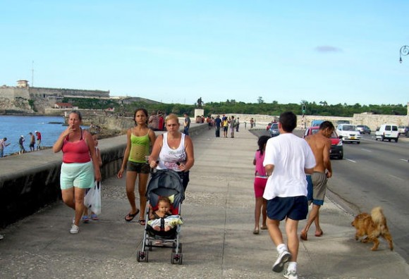 Paseo por el Malecón de La Habana, Cuba. AIN FOTO/Tony HERNÁNDEZ MENA