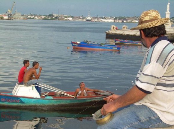 CUBA-PASEO DE VERANO POR EL MALECON HABANERO
