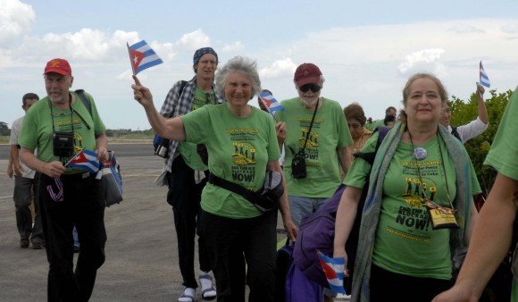 Integrantes de la 22 Caravana de la Amistad Estados Unidos-Cuba (Pastores por la Paz), son recibidos a su llegada al aeropuerto internacional "José Martí", de La Habana. Foto: AIN/Omara García Mederos