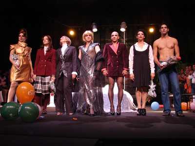 El elenco de "Las amargas lágrimas de Petra von Kant", de Teatro El Público. 