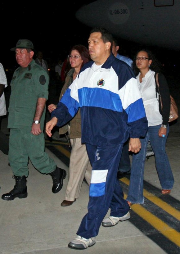 Hugo Chávez a su llegada a Caracas. Foto: Ismael Francisco, Prensa Latina