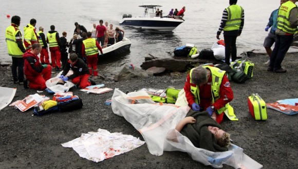 Esta madrugada, la policía noruega ha aportado una última cifra de víctimas, más de ochenta muertos por el tiroteo en Utoya. Una matanza de "dimensiones catastróficas".