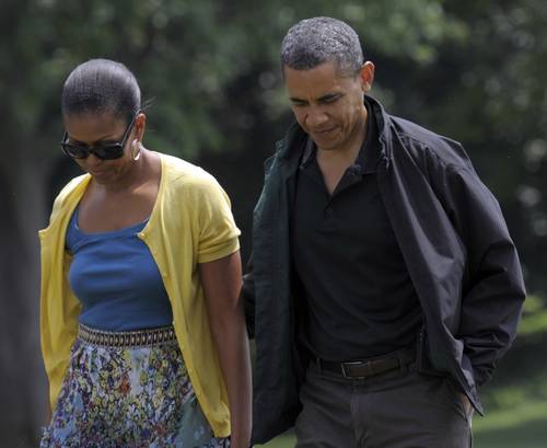 Barack Obama y su esposa, Michelle, tras regresar de la residencia de fin de semana en Campo David. El jefe de la Casa Blanca enfrenta una de las peores crisis económicas en la historia de Estados Unidos