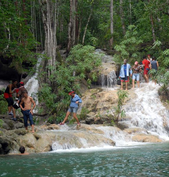 Salto de agua conocido como Solapas de Genaro, ubicado en la Sierra de Meneses, en Sancti Spíritus, Cuba, agosto de 2011.    AIN   FOTO/Oscar ALFONSO SOSA