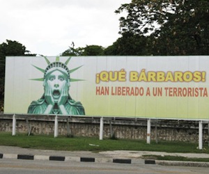 Cartel en una calle de La Habana que recuerda que Estados Unidos mantiene libre en Miami al terrorista Luis Posada Carriles, responsable de la voladura de un avión civil cubano que costó la vida a 73 personas. Posada Carriles tiene un juicio pendiente por esta causa en Venezuela.